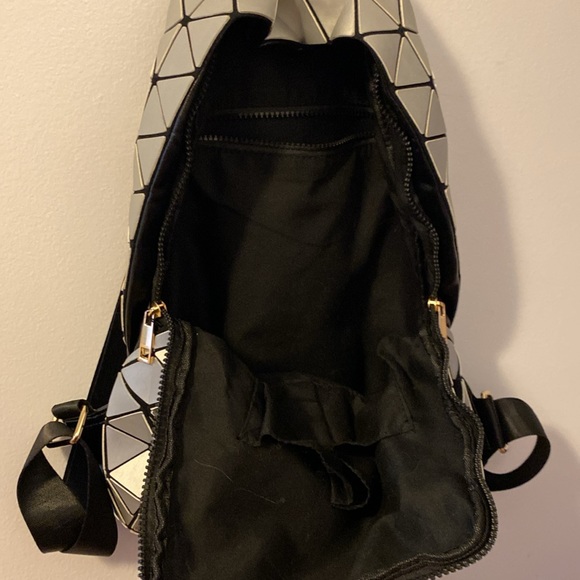 Unique and funky light back pack. Black and silver - Picture 5 of 6